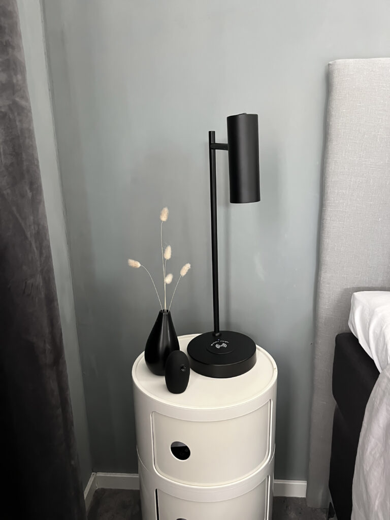 TABELA table lamp with wireless charger and USB